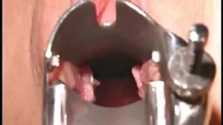 С дебел край черният ...
