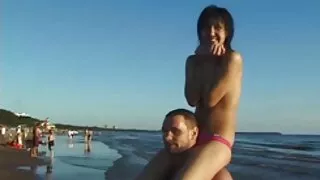 Тя показа отворената ...