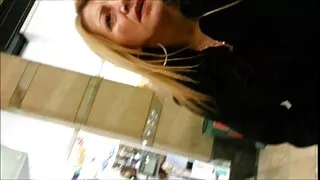 На открито блондинка ...