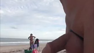 Мъжкият играе със зъ ...