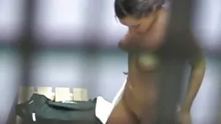 Момичето си играе с  ...
