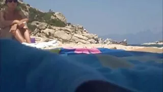 Красива кучка седна  ...