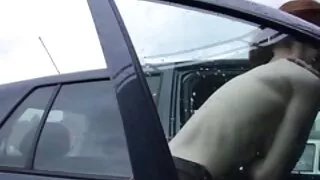 С изпъкналия си член ...