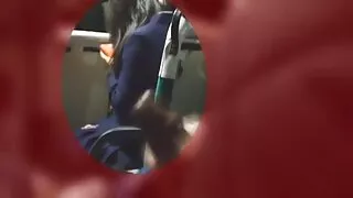 Кльощаво момиче смук ...