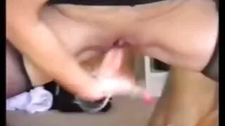 Мъж на легло чука дъ ...