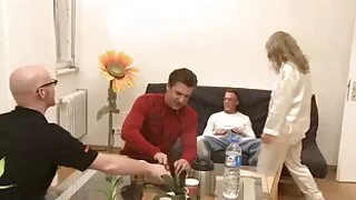 Момиче в мрежести чо ...