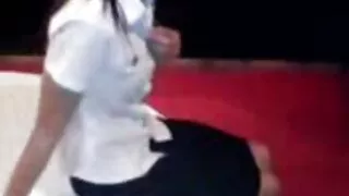 Тя легна на леглото  ...