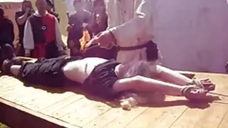 Легнала на леглото,  ...