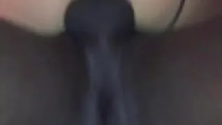 Мъж елегантно набива ...