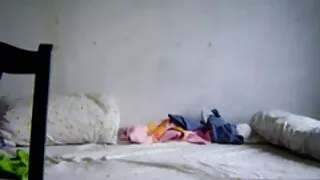 Момичето свали бикин ...