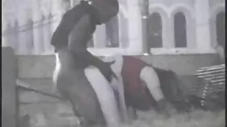 Брюнетка с татуировк ...