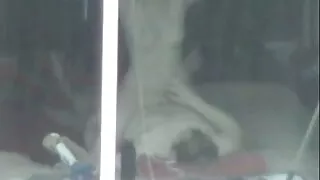 Момичето сваля рокля ...