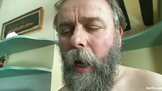 Красив мъж прави пор ...