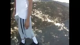 Момиче с черна тенис ...