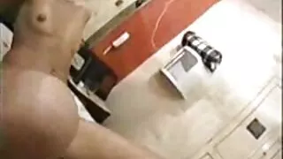 Гол дебел мъж чука д ...