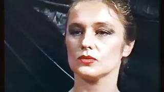 Библиотекарка с очил ...