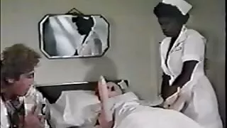 В хола голо момиче с ...